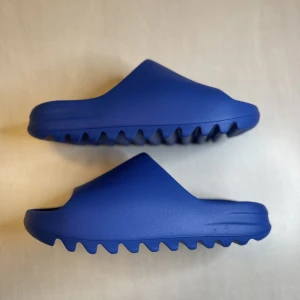 Yeezy slides  - Säljer mina Yeezy Slides Azure | Storlek 43 | Nypris 2200kr | Mitt pris 699kr | Og låda medföljs |Äktenhetsbevis finns om så önskas 😊| Sparsamt använda | Hör av er vid minsta fundering, fler bilder mm.! 🙌🙌😊
