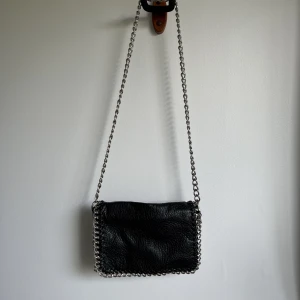 Axelremsväska  - Svart väska, använd med hel och ren 