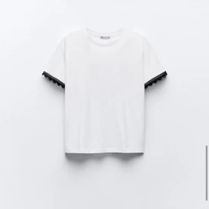 Superfin t-shirt! - Från Zara och helt oanvänd då jag fick den i present och inte använt den❤️! Nypris 150kr