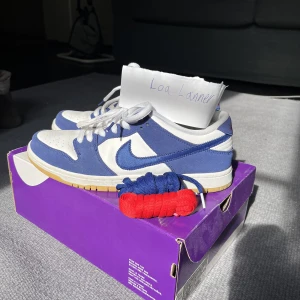 Nike sb ”la dodgers” - Säljer mina Nike sb ”la dodgers”. Kondition 8.5/10 (använda 2 gånger). Inklusive låda och snöre i färgerna vit, röd och blå. Skorna är inköpta i Juli förra året på street lab i Malmö. Kvitto kan jag nog leta upp. Skorna finns i Lund, men kan även skickas.