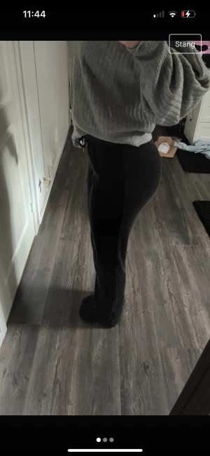 Svarta mjukisbyxor - Från Gina tricot, storlek S. Säljer då jag ej använder de! :) jag är 161 cm lång.
