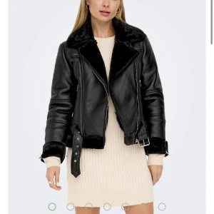 Skinnjacka med lurv! - säljer min skinnjacka som e fodrad med lurvigt material inuti! kommer ej till användning och den är lite mer brun än på bilden kan skicka bild men från samma märke!💓 nypris 900