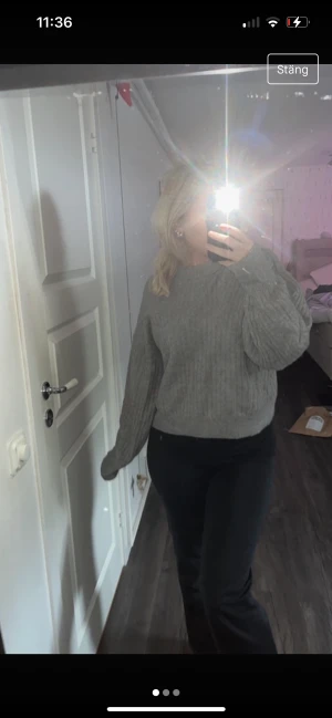 Grå stickad tröja - Från H&M, storlek XS, säljer då jag ej använder den! :)
