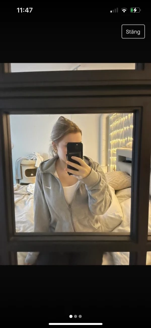 Grå tröja - Grå kofta/tjocktröja från Nike. Står ej vilken storlek men det är som en S. Säljer då jag ej använder den