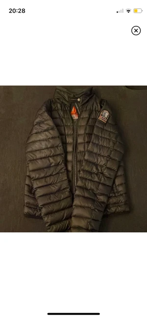 Parajumper jacka - Säljer nu min parajumper jacka som jag köpte från plick där att han sa att den var herr model och den var i kvinno model så den var väldigt lite och jag säljer den så billigt för att jag vill bli av med den bara