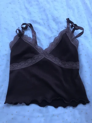 Brun top  - Mörkbrun top från hm, inte använd mer än tre gånger