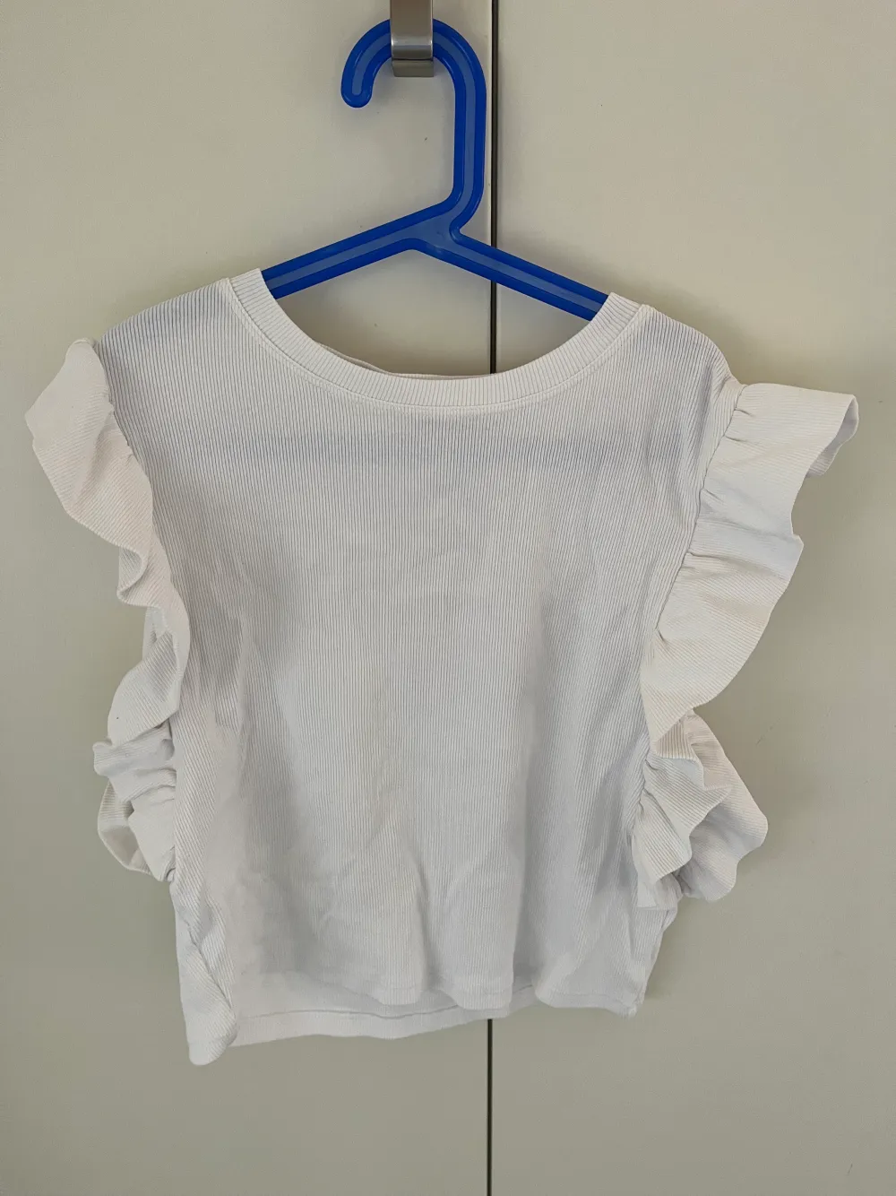 Ett vit och gulligt linne från Zara i storleken M. Perfekt till en kjol eller ett par jeans 🫶. Toppar.