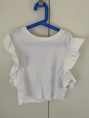 Ett vit och gulligt linne från Zara i storleken M. Perfekt till en kjol eller ett par jeans 🫶