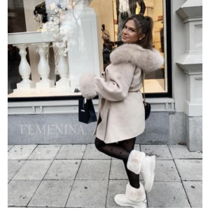 Kappa - Säljer denna fättemysiga kappa från Femenina of Sweden. Endast använd en säsong. Nypris 3899kr