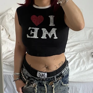 Topp - Crop top från hm i strl S💖knappt använd, trycket är menat att se slitet ut<3