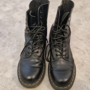 Dr.Martens  - Säljer ett par Dr.Martens i väldigt bra skick. Storlek 39