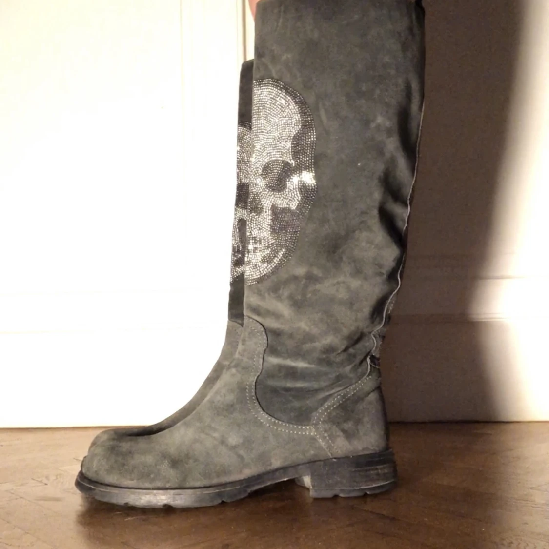 Höga boots med dödskalle design - 91