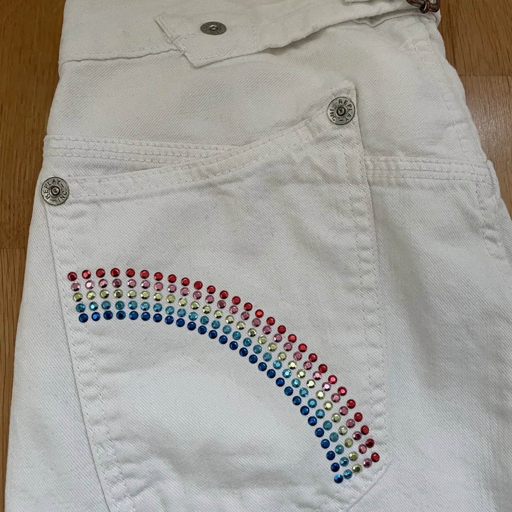 Replay jeans med slitningar och fina detaljer i jättebra skick. Storlek 25/32.. Jeans & Byxor.