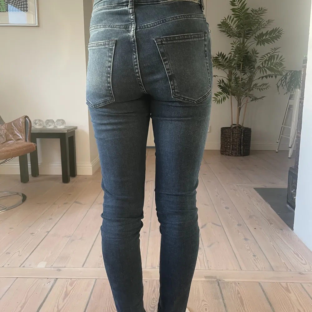Ett par jeans som är ca 35 cm i midjan ca 96 cm i längd ca 71 cm vid innerbenet och är storlek M. Jeans & Byxor.