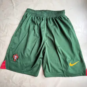 Snygga portugal shorts. Perfekt skick. Pris kan diskuteras. Inte äkta. Skriv om du vill ha bilder eller fråga något 📞👍