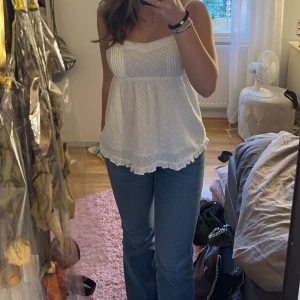 Topp - Säljer denna jätte fina toppen då den inte kommer till användning💗spännet på ena axelbandet är sönder så den går inte att spänna in, men annars är den i bra skick🫶