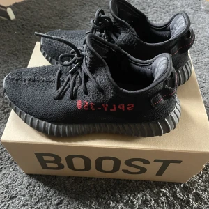 Yeezy 350 - Yeezy boost 350 köpta när dem släpptes från adidas hemsida🩵 självklart äkta, användt sparsamt