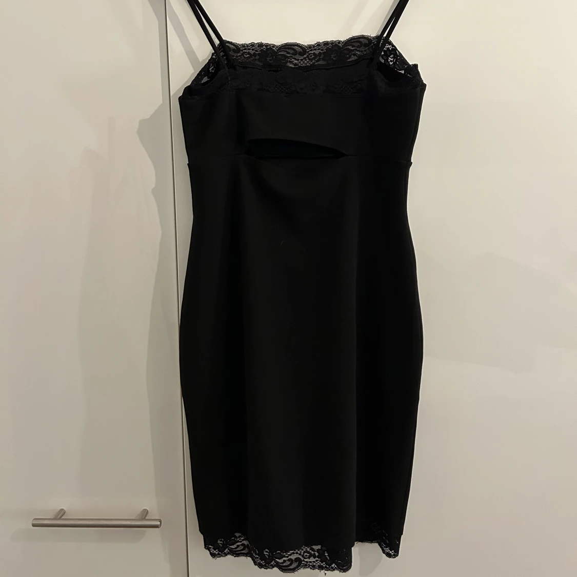 Svart klänning m spetskant  - 90