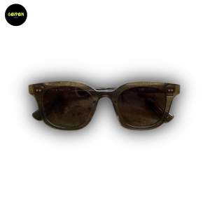 Chimi 02 Green - glasögonen är i nyskick - nypris är runt 1200kr - vårt pris 599kr - ingen box ingår då dem är köpa på sample sale- hör av dig om du har några frågor! 
