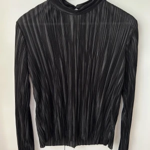 Plisserad topp - En svart plisserad festtopp från gina🤍