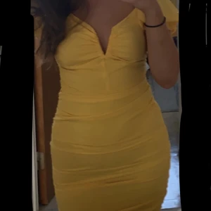 Klänning  - Klänning som är helt ny, storlek 36/S. Pris: 50 kr, köparen står för frakten. 