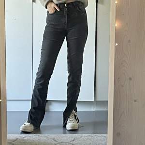 Supersnygga gråa/svarta jeans från Zara i storlek 36. Endast använda en gång. 