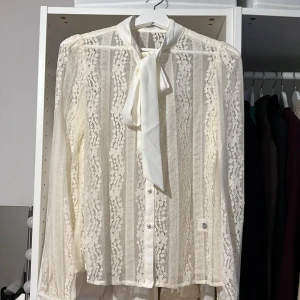 Blus  - Blus från SHEIN. Aldrig använd. Mycket bra kvalitén 