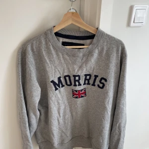 Morris sweatshirt  - Fräsch Morris sweatshirt, storlek m men sitter mer som s. Skick:8/10. Nypris:800 