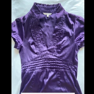 Lila topp  - Så snygg lila topp!! 💜Köpt second hand i Spanien men ser ut som det står stradivarius på lappen. Materialet är typ silke! Tryck ej köp direkt 