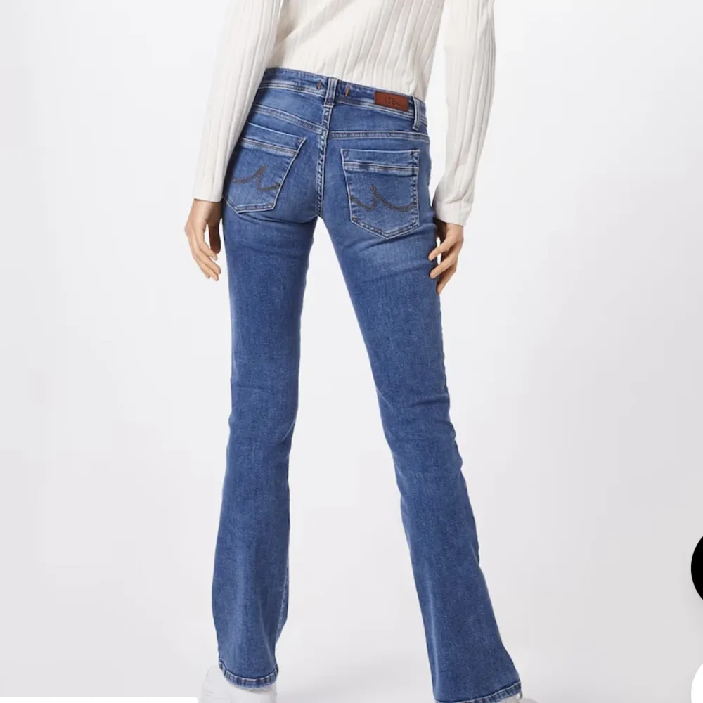 Säljer mina ltb jeans storlek 24/32 helt oanvända då jag råkade beställa två! Jag är 168cm lång och passar mig perfekt. Skriv om ni vill ha fler bilder eller om ni är intresserade av att köpa dessa💗. Jeans & Byxor.