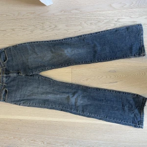 Michael Kors Jeans - Säljer mina Michael Kors jeans eftersom de är lite för stora för mig. Dem är i bra skick! Det står att de är i storlek 6/33, skulle säga att de är i M/38. Inner- 81cm och ytterbenslängd 101cm. Midjan är 40cm! Skriv för fler bilder💕