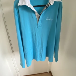 Buberry skjorta - Säljer nu min fet snygga burberry skjorta som är i topp skick 10/10 har använt bara 1 gång! Ny pris på den är ungefär 4000kr! Mitt pris är 499kr, allt kan diskuteras genom snabb affär Mvh Alend 😁.