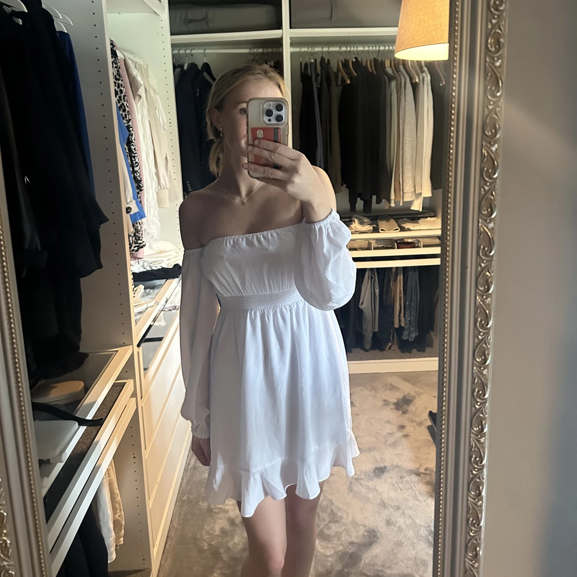 Off-shoulder klänning