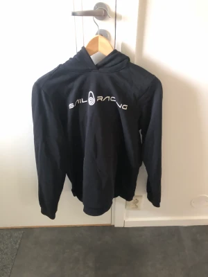 Sail racing hoodie - Skick : 8/10 Pris : 150 Nypris : 550 Pris ej hugget i sten Säljer för att den är för liten  Strl : m - 170 cm