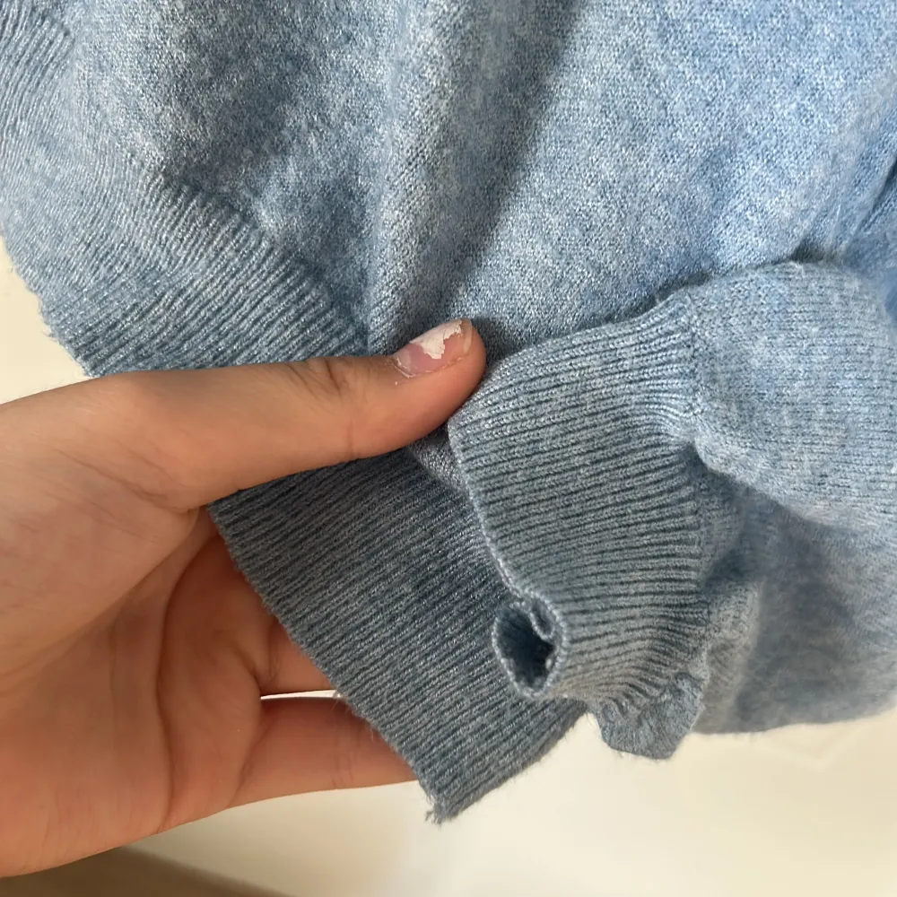 Säljer en superfin blå stickad tröja från Pull & bear, endast använd 1-2 gånger och är i nyskick. Storlek M men funkar för Xs/S. Nypris var 199kr. Köparen står för frakt!💕💕. Tröjor & Koftor.