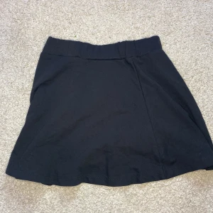 Svart kort kjol - En svart barn kjol! Aldrig använd. Storlek 134-140