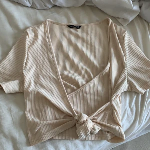 Shein tröja - Otroligt fin med ett par jeans. Passar bra till sommaren🌼i storlek S