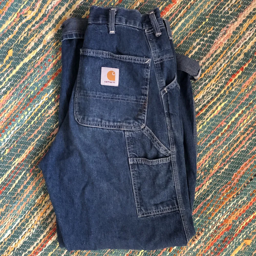 carhartt jeans köpta secondhand! tecken på användning men väl omhändertagna! . Jeans & Byxor.