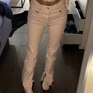 Jeans  - Svin snygga ljusrosa jeans i storlek 34; men som tyvärr inte kommer till användning av mig🩷 Går ej att köpa längre 