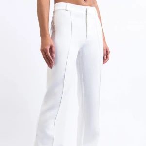 Vita kostymbyxor Prettylittlething - Mid waist, rak modell i kostymbyxan. Aldrig använd, i nyskick.