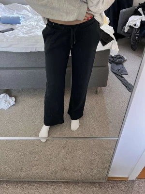 Lågmidjade byxor - Säljer mina Lågmidjade byxor från bikbok då de inte används längre!💗