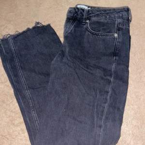 Straight leg jeans köpta från lager157, använda få tal gånger. Är fransade i benen, passar mig perfekt i längden och jag är 156 cm.