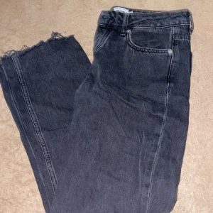 Low rised straight leg jeans  - Straight leg jeans köpta från lager157, använda få tal gånger. Är fransade i benen, passar mig perfekt i längden och jag är 156 cm.