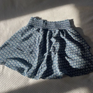 mönstrad kjol - helt ny kjol från only aldrig använd!!  passar mig som brukar ha S/XS