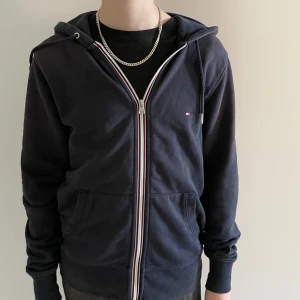 Tommy Hilfiger zip hoodie - Tommy hilfiger zip tröja vintage fit. Inga fel föruton lite solblekt.