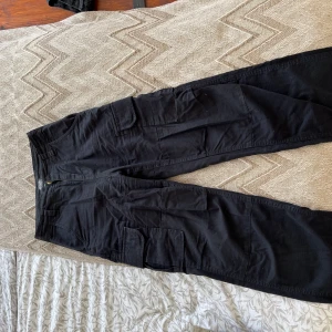Dickies  - Säljer mina dickies byxor i storlek W24 då de har legat i min källare oanvända alldeles för länge. Är använda men som i nyskick och tvättas även innan de skickas för att bli av med oönskad källarlukt. Pris kan diskuteras. 