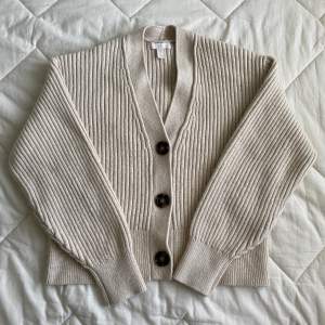Beige or cream cardigan, size XS or S depending on preferred fit, 6% wool. Slightly cropped, in great condition (it was as too small for me).  Available for pick up in Göteborg 