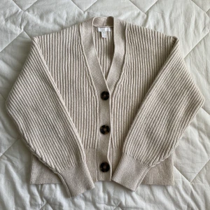 Beige cardigan - Beige or cream cardigan, size XS or S depending on preferred fit, 6% wool. Slightly cropped, in great condition (it was as too small for me).  Available for pick up in Göteborg 
