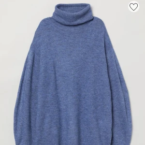 Stickad  - Lite längre mjuk stickad tröja med polokrage från H&M, slits i sidorna.