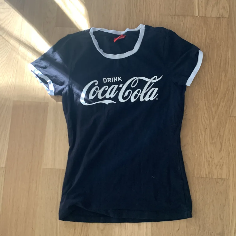 Detta är en svart coca cola tröja (Orginal), vit i kanterna. T-shirts.